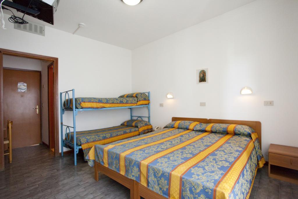 Hotel Bettina Лидо-ди-Езоло Экстерьер фото